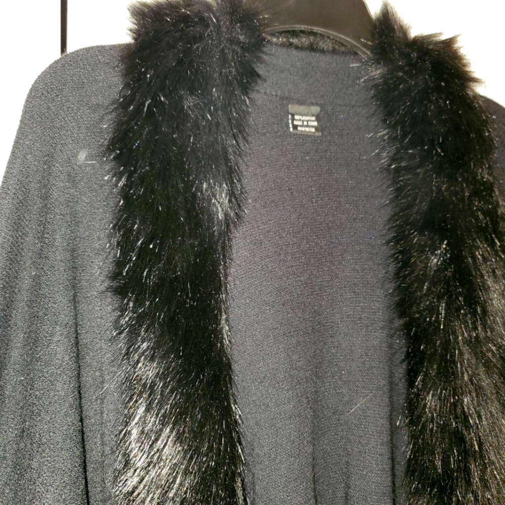Elegant faux fur capelet